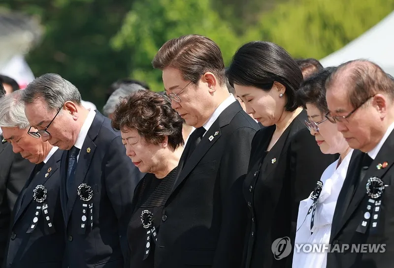 이재명, 순직 장병 유족 손 잡으며 깊은 애도→현충일 추념식장에 번진 따뜻한 위로