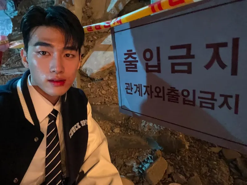 “금지된 공간의 긴장”…홍민기, 압도적 시선→밤의 현장 셀카 / 배우 홍민기 인스타그램