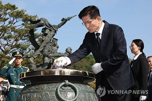 김문수 현충원 참배…희생의 기억 속 당권 그림자