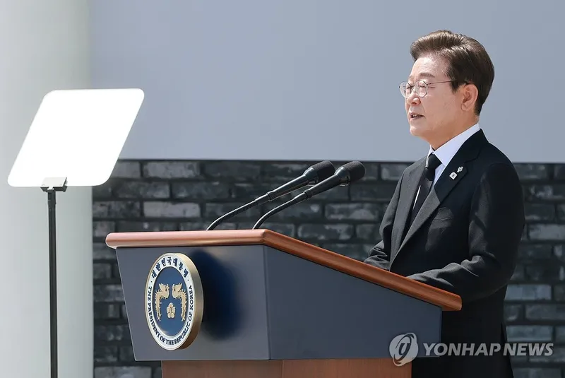 이재명 대통령, 남성사계시장 시민 속으로