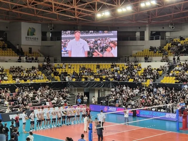 “국가대표 은퇴식 감동”…문성민, 천안 홈코트 팬들 앞 작별 인사→배구 전설 여운