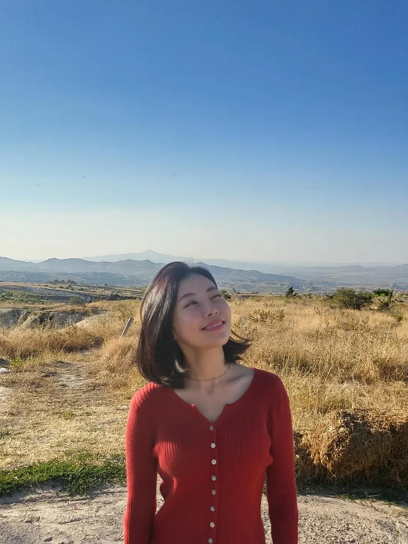 “한명도 빠짐없이 사랑하고 또 사랑하고”…서예화, 초여름 햇살 아래 미소→긍정 에너지 발산 / 배우 서예화 인스타그램