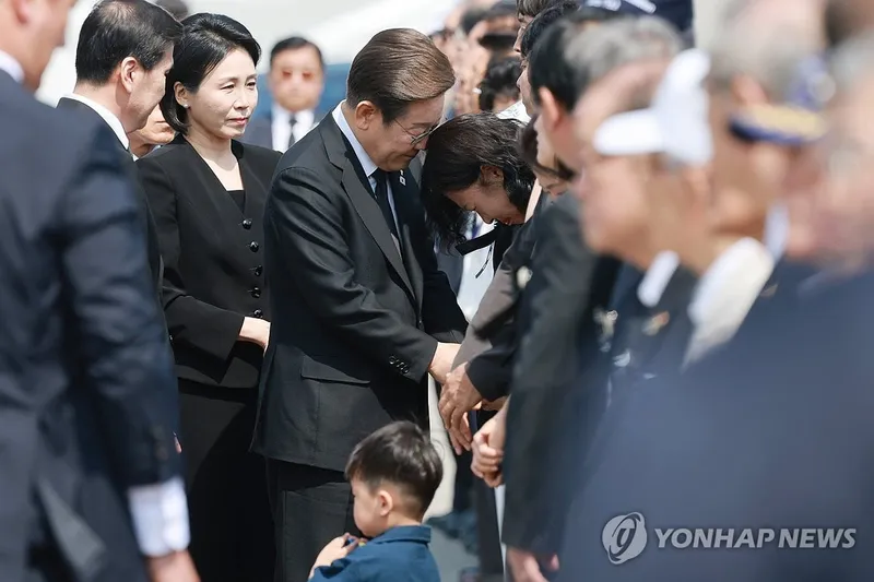 이재명, 초계기 순직장병 가족에 깊은 위로