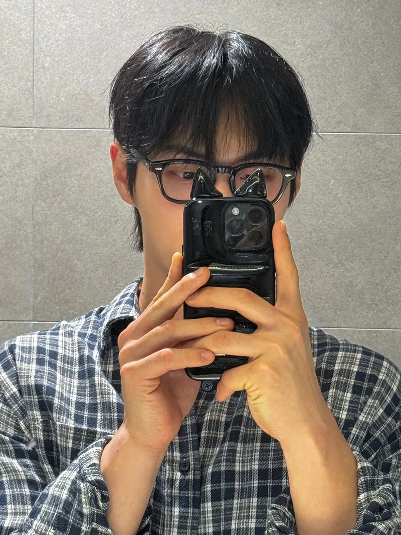 “고양이가 있는 삶”…김광태, 평온한 일상→거울 셀카 속 여운 / 환승연애3 출연자 모델 김광태 인스타그램