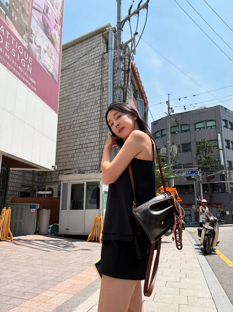 “사진찍기의 정석은 이렇게”…이지혜, 도심 한가운데→여름 감성 폭발 / 가수, 배우 이지혜 인스타그램