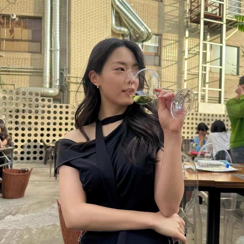“묘하게 스며든 오후”…류효영, 여유 속 고요→고혹적 분위기 완성 / 배우 류효영 인스타그램