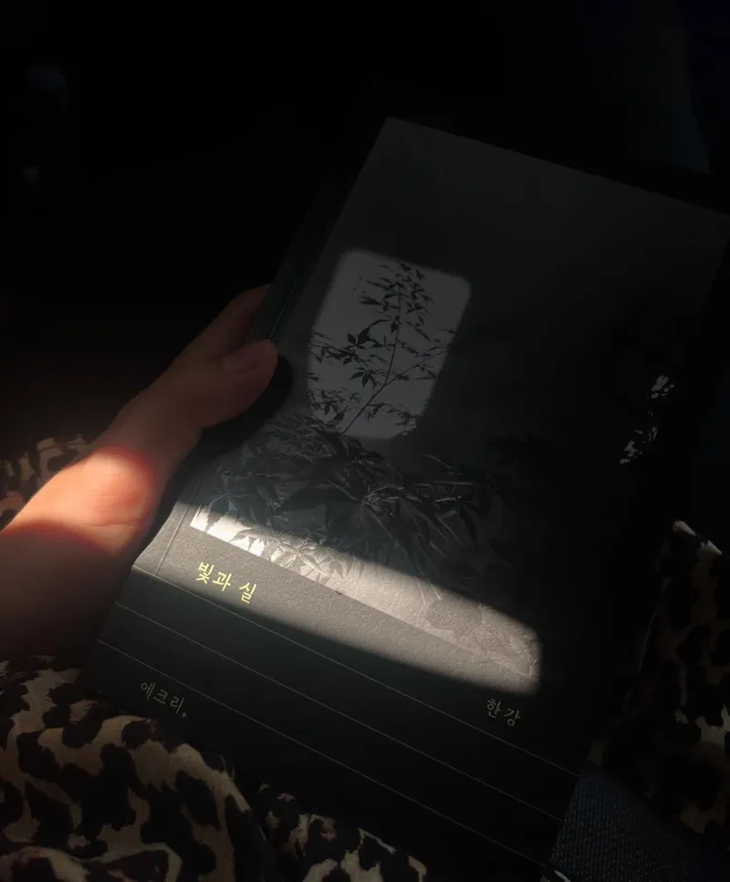 “생명의 빛과 전류가 흐른다”…김도연, 고요한 여름 저녁→책과의 대화 / 걸그룹 위키미키 김도연 인스타그램