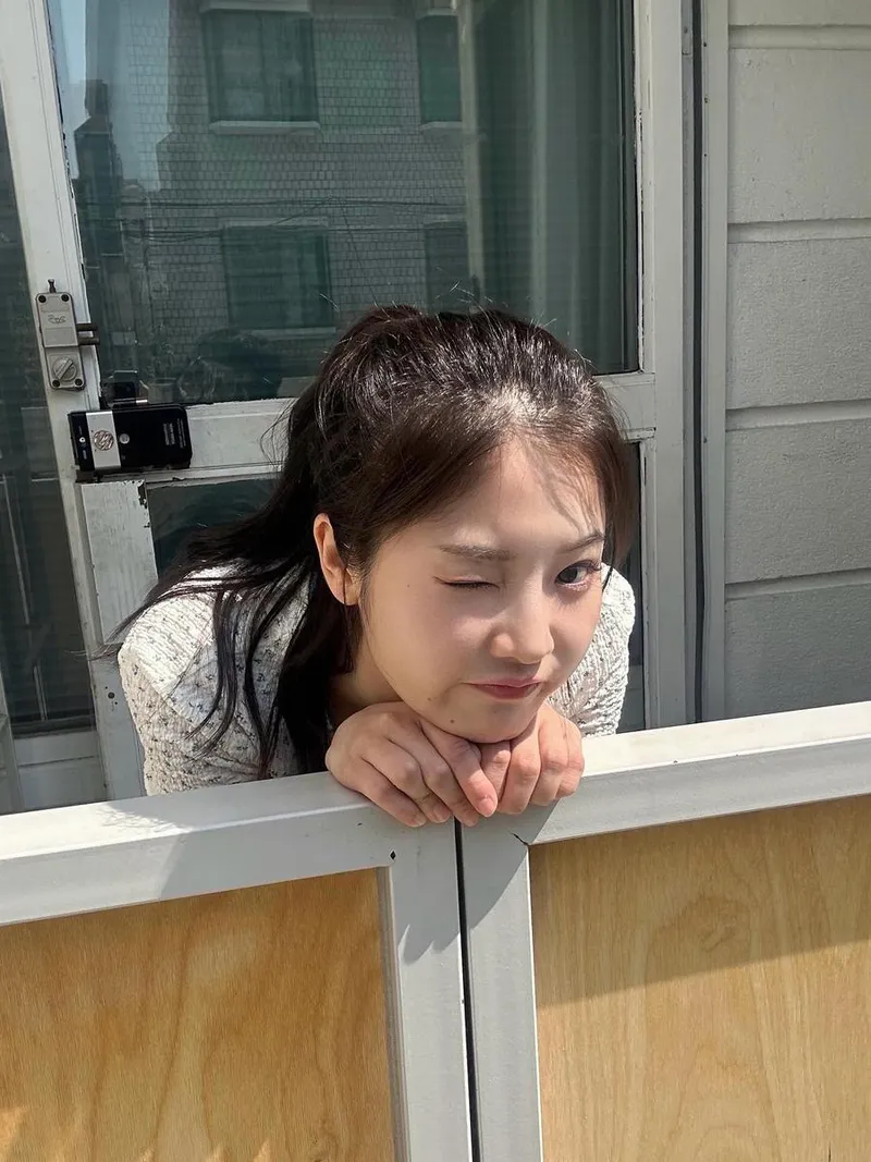 “초록 친화적인 요즘”…정효빈, 발랄한 윙크→햇살 아래 싱그러움 / 가수 정효빈 인스타그램