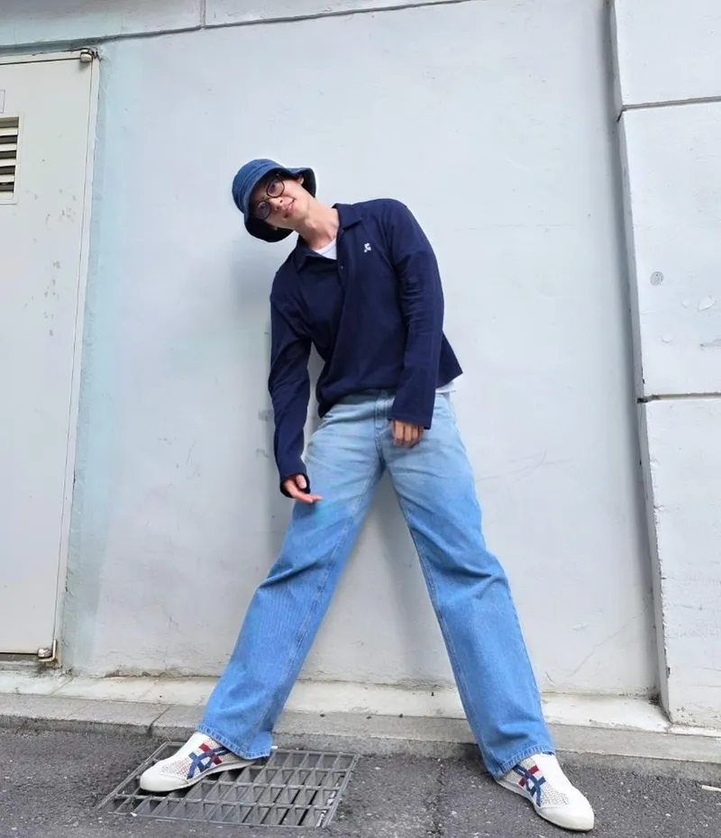 “기울어진 오후, 느긋한 거리”…안재현, 초여름 유쾌함→반전 매력 발산 / 배우, 모델 안재현 인스타그램