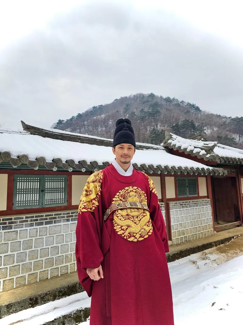 “오늘밤 귀궁 15화 진짜 재미 있을 것이오”…김지훈, 붉은 곤룡포의 무게→설경 속 압도적 존재감 / 배우 김지훈 인스타그램
