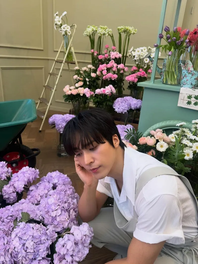 “생일 축하해주신 모든 분들 감사합니다”…손동운, 꽃 속에서 전한 따뜻한 감사→초여름 감성 폭발 / 그룹 하이라이트 손동운 인스타그램