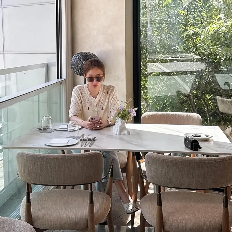 “부담 없이 가볍게”…신지, 햇살 아래 여유→초여름 카페 한켠 / 코요태 신지 인스타그램