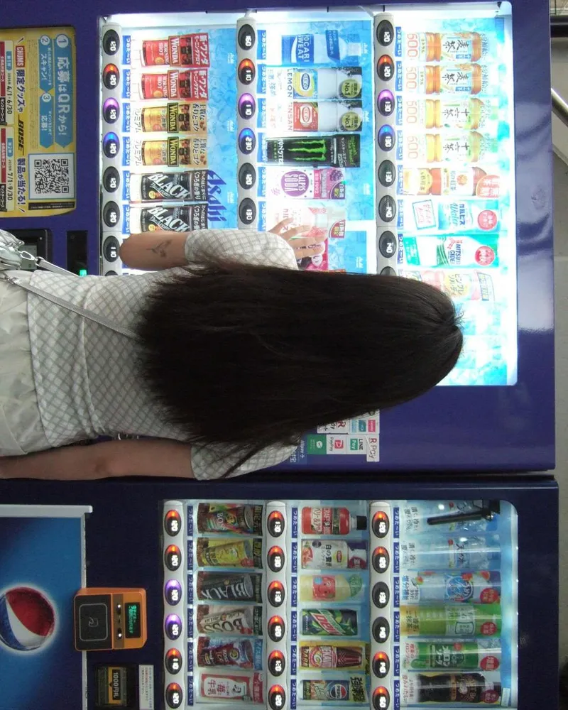 “Chessboard”…안지영, 색다른 고요→자판기 앞 작은 사색 / 볼빨간사춘기 안지영 인스타그램