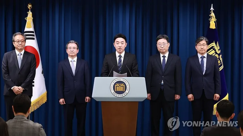 강훈식 대통령 비서실장이 대통령실 인선 발표 브리핑에서 신임 참모진과 함께 기념 촬영을 하고 있다. 왼쪽부터 문진영 사회수석, 김용범 정책실장, 강훈식 비서실장, 하준경 경제성장수석, 류덕현 재정기획보좌관 / 연합뉴스