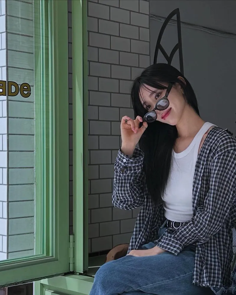 “살며시 불어온 초여름 기분”…김지영, 창가 여유로움→빛나는 순간 / 배우 김지영(2005) 인스타그램