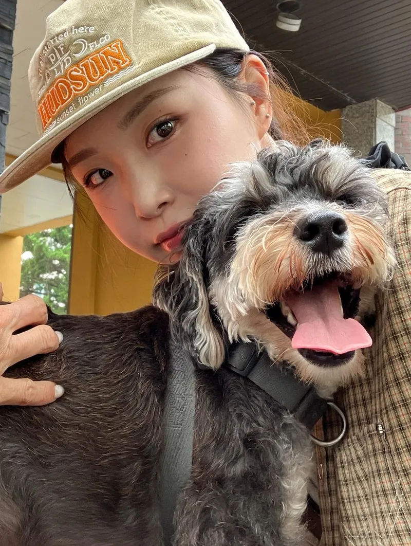 “허거덩스한 순간 속에서”…이유나, 반려견과 나눈 여름 저녁→따스함 가득 / 걸그룹 브브걸 이유나 인스타그램