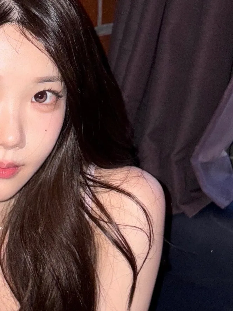“은은한 시선 속 고요함”…채원, 반쪽 셀카로 전한 여름의 여운 / 걸그룹 클라씨 채원 인스타그램