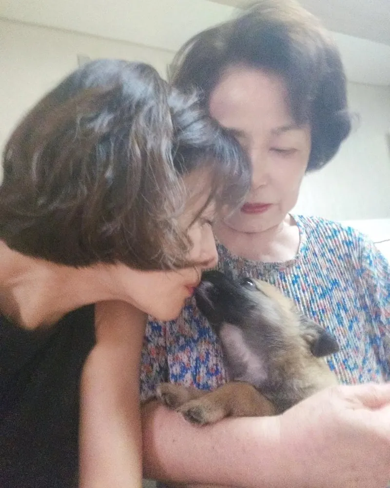 “‘엄마의 마음’이 이런 걸까요”…예지원, 가족과의 평온→강아지와 따스한 휴일 / 배우 예지원 인스타그램