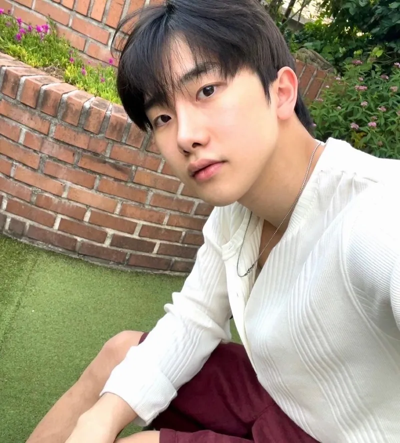 “여름 오후의 고요함”…안지호, 유월 정원에서→청량한 존재감 / 배우 안지호 인스타그램