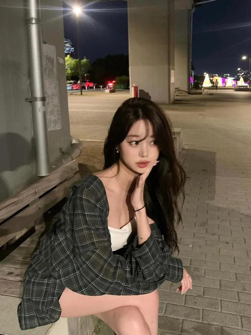 “윤영채, 여름 밤 산책 품은 눈빛”…차분함에 스민 청량→팬심 사로잡은 아우라
