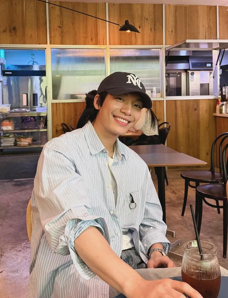 “부드러운 미소 번지던 저녁”…위하준, 여유로움 속 → 일상 한 조각 / 배우 위하준 인스타그램