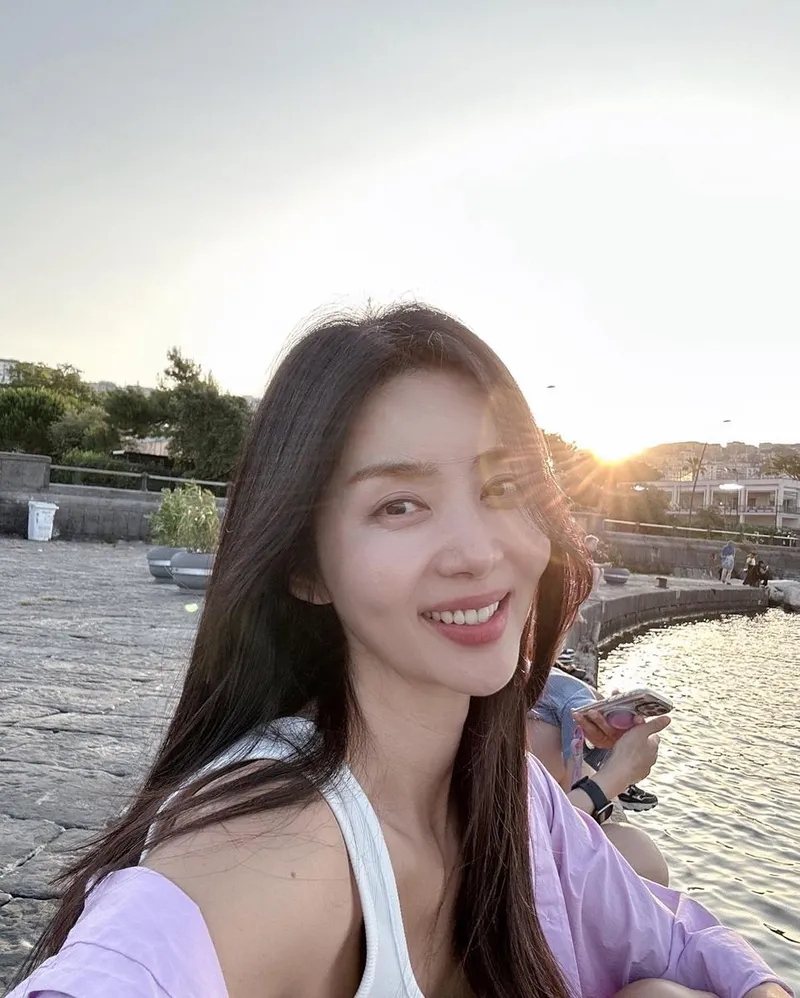 “햇살 속 미소 머금다”…박솔미, 노을빛 여운→여름 감성 폭발 / 배우 박솔미 인스타그램