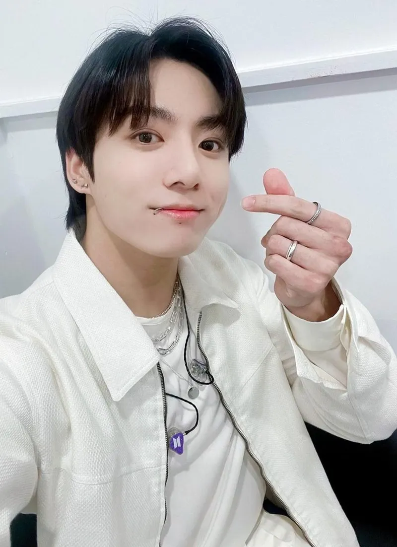 “도심을 수놓은 랩핑 버스”…방탄소년단(BTS) 정국, 전역·데뷔 축하→팬들 응원 빗발