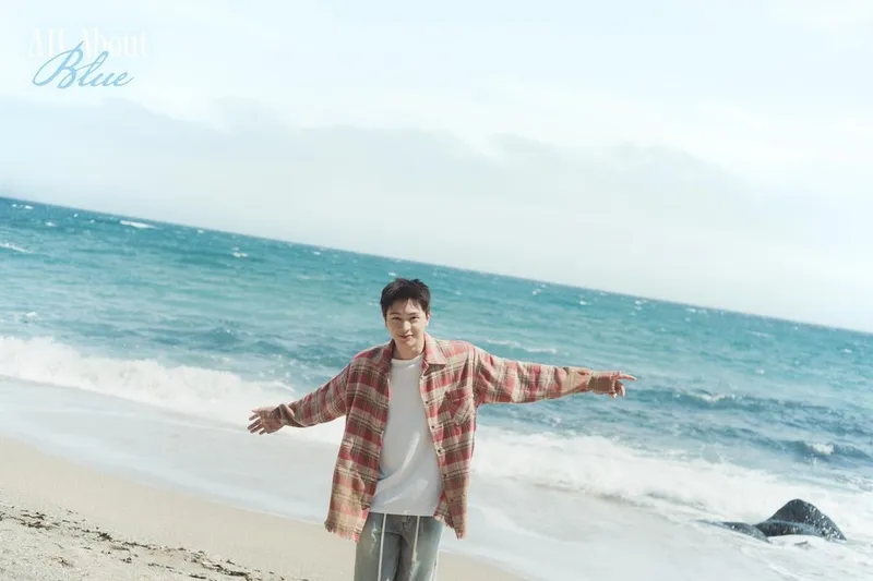 “푸른 청량감 가득”…육성재, ‘All About Blue’ 속 순수 매력→여름 감성 몰입