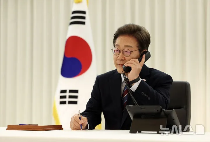 이재명 대통령이 서울 한남동 관저에서 도널드 트럼프 미국 대통령과 전화 통화를 하고 있다. / 뉴시스