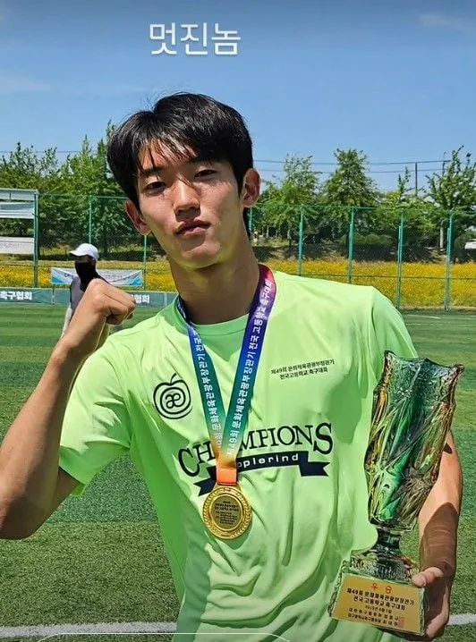 “승리의 미소”…송지욱·박연수, 축구 우승 트로피→뜨거운 응원 빛났다