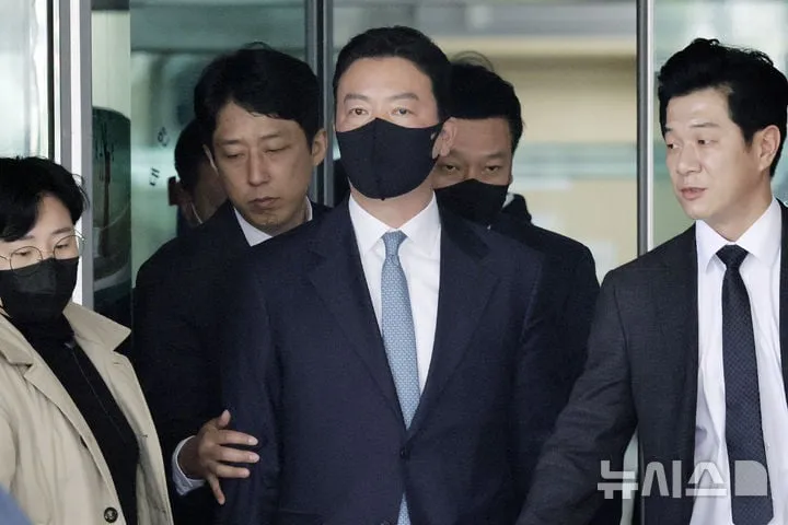 윤 전 대통령·홍 전 차장 비화폰 삭제 정황…김성훈 전 경호처 차장 재소환 조사