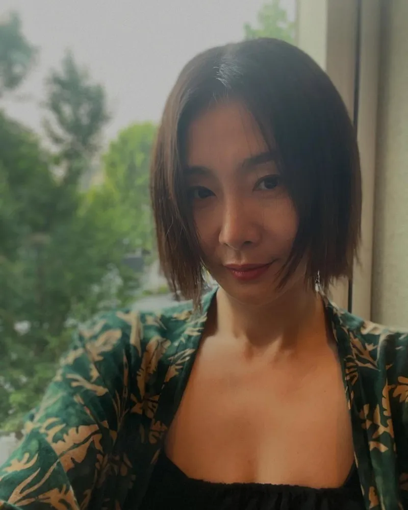 “오래만에 셀카 안되는거니”…박효주, 자연조명 속 여름→쓸쓸함 스며든 얼굴 / 배우 박효주 인스타그램