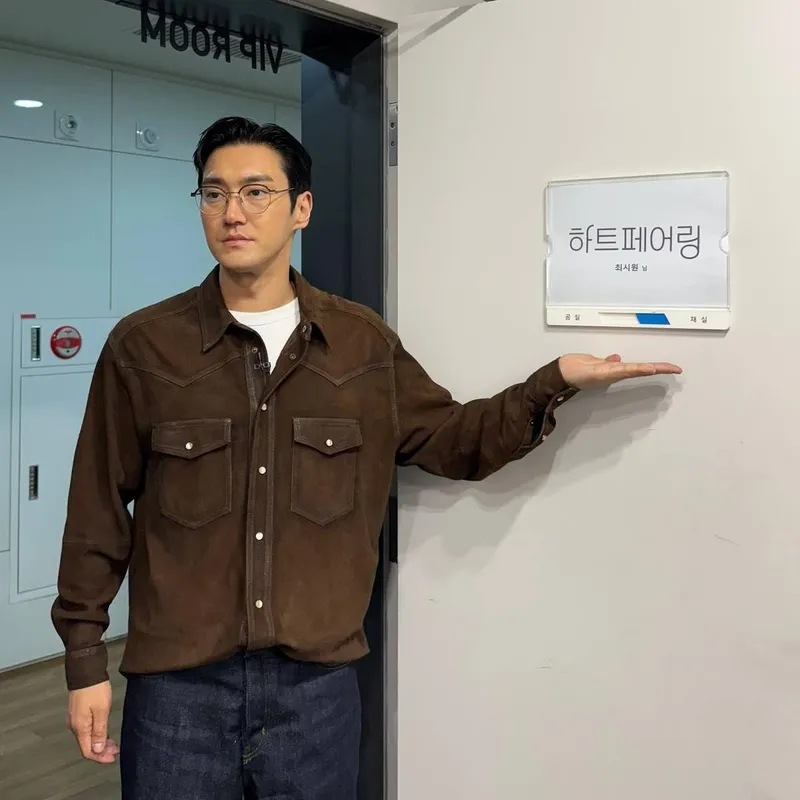 “응원의 손짓에 담긴 진심”…최시원, 담백한 미소→하트페어링 현장 인증 / 그룹 슈퍼주니어 최시원 인스타그램