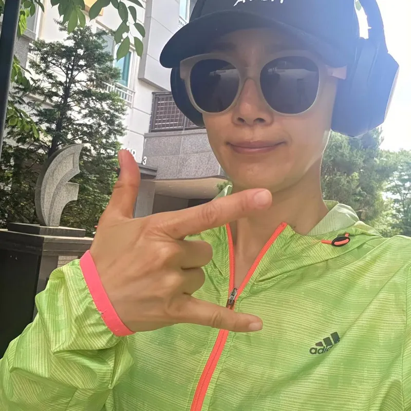 “호기롭게 시작했으나 비와 함께”…문정희, 초여름 산책→진짜 일상 그대로 / 배우 문정희 인스타그램