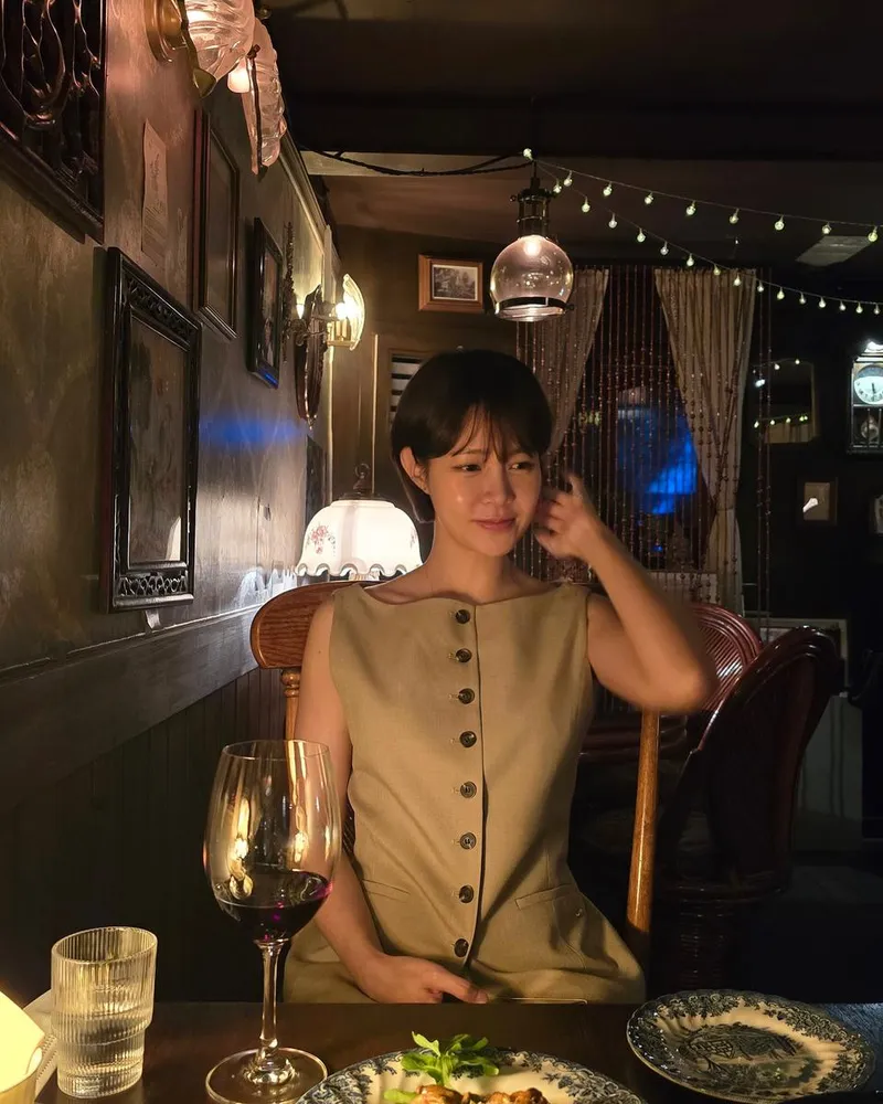“오랜만이라는 들뜬 고백”…최윤영, 아련한 미소→초여름 밤 분위기 압도 / 배우 최윤영 인스타그램