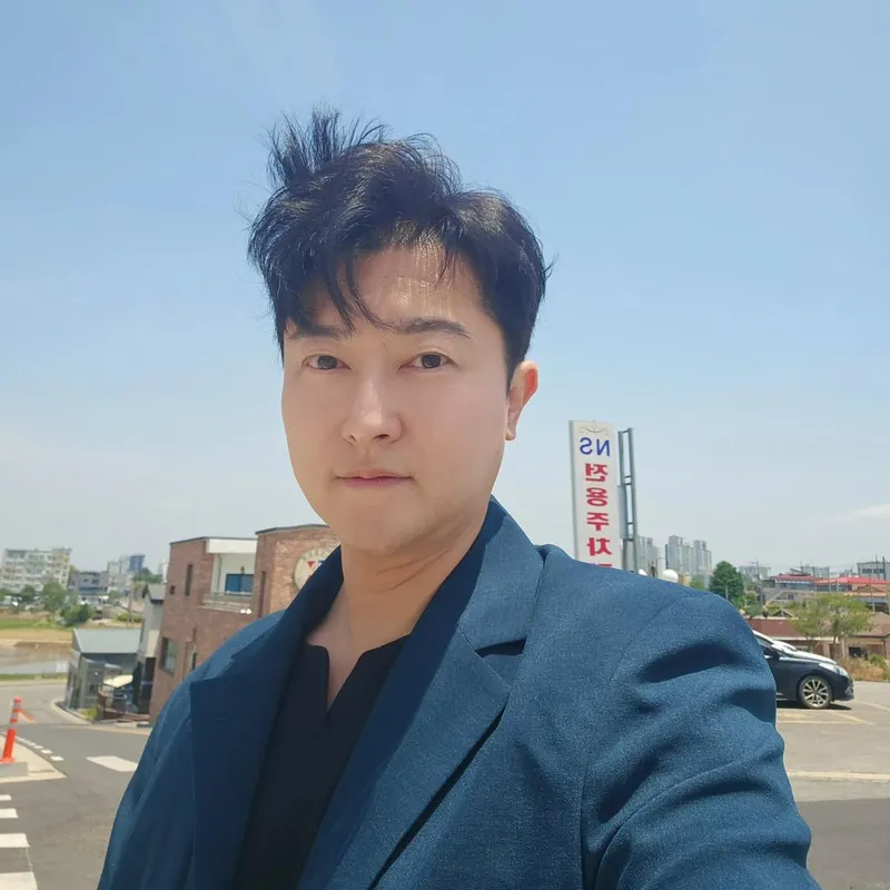 “시원함이 밀려오더라고요”…한경일, 청명한 순간→햇살 아래 여유 미소 / 가수 한경일 인스타그램