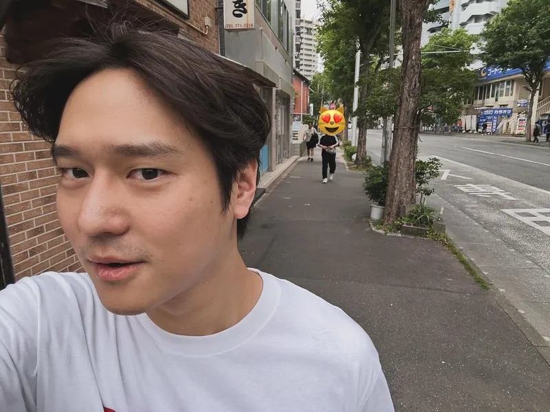 “36살에 술래잡기라니”…고경표, 밝은 유쾌함→초여름 거리 산책 / 배우 고경표 인스타그램