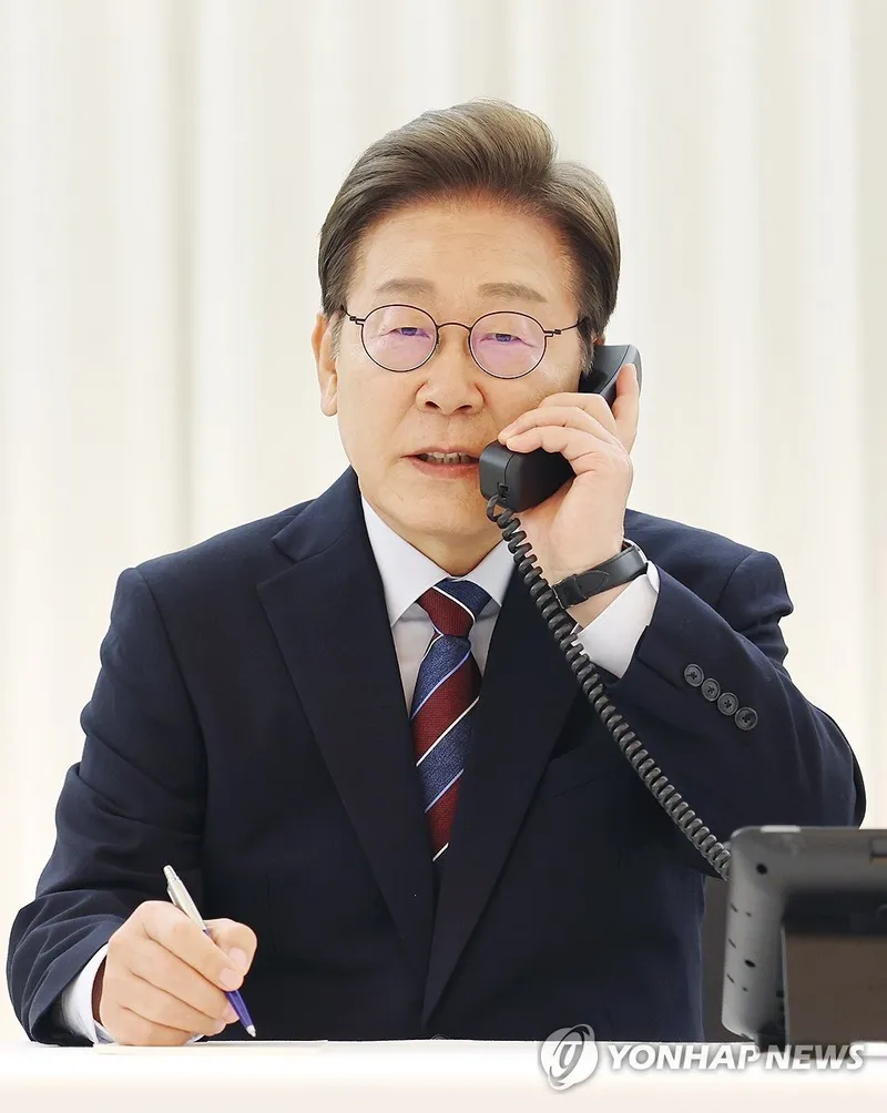 이재명 대통령이 6일 한남동 관저에서 도널드 트럼프 미국 대통령과 전화 통화를 준비하고 있다. / 연합뉴스