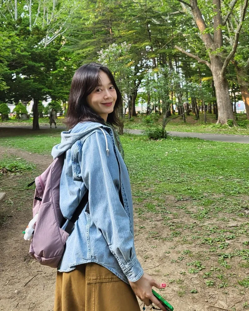 “싱그런 그린 속 미소”…전소민, 초여름 산책→자연 속 깊은 여운 / 배우 전소민 인스타그램