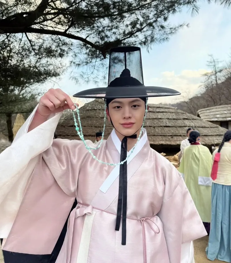 “벌써 마지막 회라니”…육성재, 아련함 어린 고운 자태→봄날의 여운 / 그룹 비투비 육성재 인스타그램