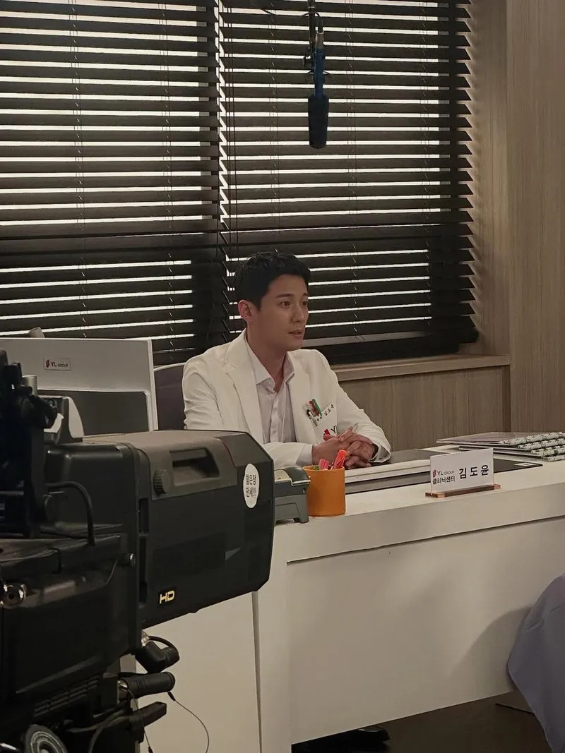 “주말의 편안함”…서준영, 환한 미소→현장 속 존재감 / 배우 서준영 인스타그램