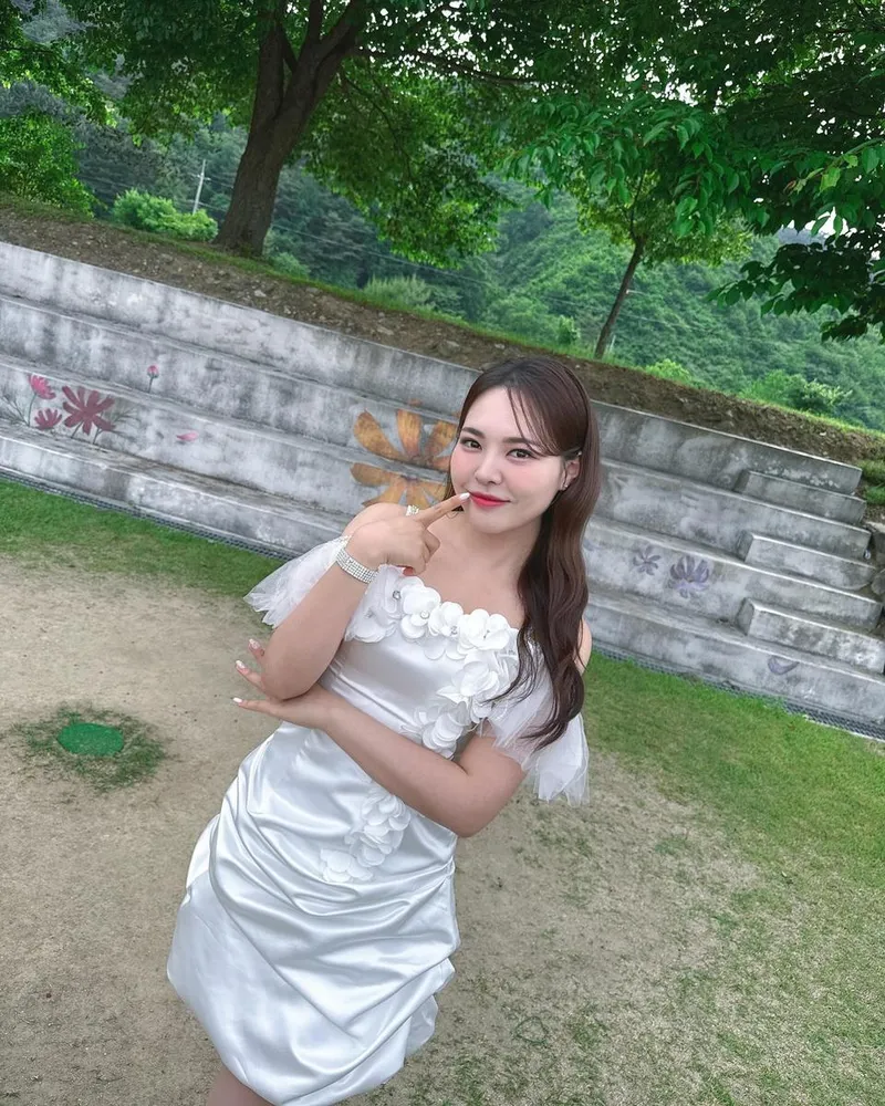 “오늘 하루도 힘내요”…미스김, 푸른 초여름에 웃음→햇살 드레스 여신 / 가수 미스김 인스타그램