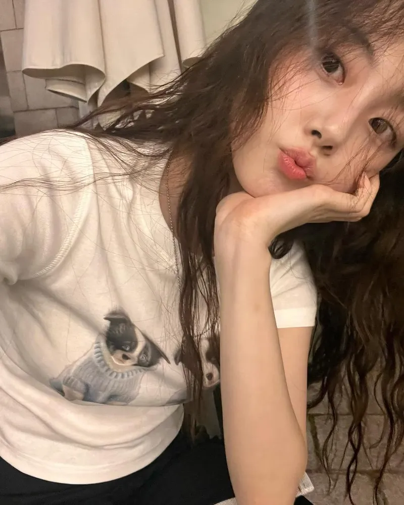 “고구마 치즈 케이크로 남긴 여운”…박세완, 자연스러움 속 미묘한 표정→설렘 가득 셀카 / 배우 박세완 인스타그램
