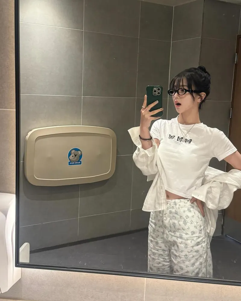 “시선을 머물게 하는 반전”…임채현, 여름 오후→자유로운 거울 셀카 / 배우 임채현 인스타그램