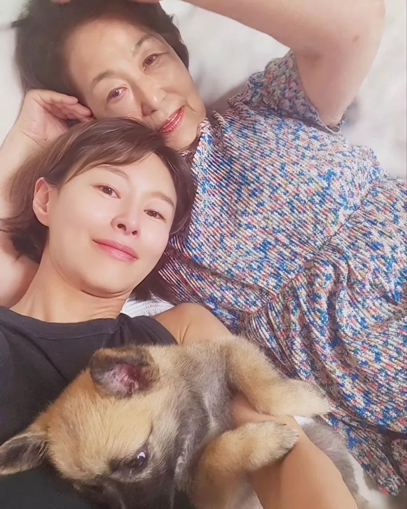 “오늘은 휴일이라 3대가 나란히”…예지원, 포근한 여름 오후→가족 사랑 전율 / 배우 예지원 인스타그램