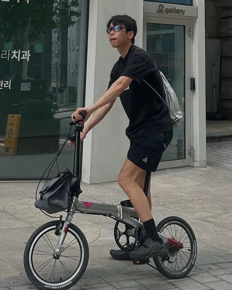 “6월이 왔군요”…윤병희, 일상 속 자유→도심의 산뜻한 질주 / 배우 윤병희 인스타그램