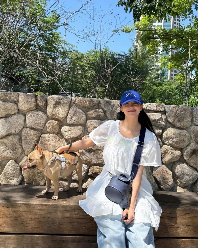 “날이 좋구만”…김세정, 맑은 청춘 오후→반려견과 햇살 산책 / 걸그룹 아이오아이 김세정 인스타그램