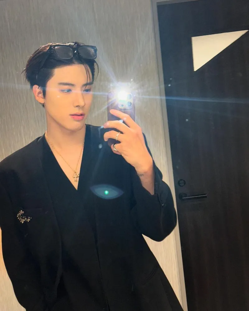 “flash or no flash”…에릭, 거울 속 빛나는 오후→감각적 셀카 / 그룹 더보이즈 에릭 인스타그램
