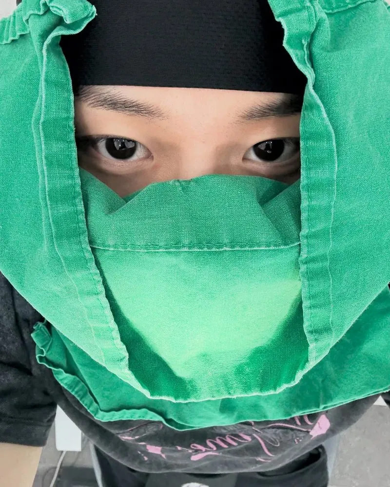 “낯선 초록빛으로 감췄다”…이건우, 무표정의 압도→독특 셀카 / 그룹 저스트비 이건우 인스타그램