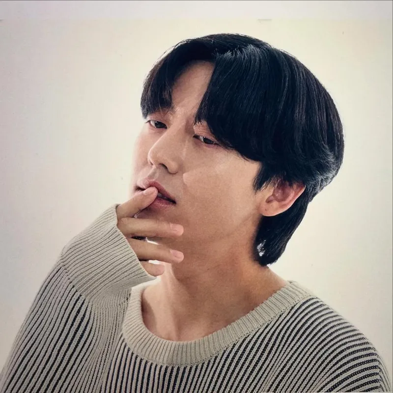 “표정 뭐지”…이지훈, 여름 오후의 유쾌함→묘한 관능미 폭발 / 배우 이지훈 인스타그램